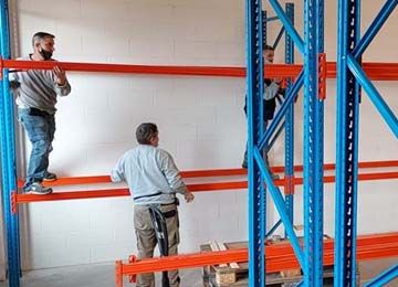 深圳重型貨架生產(chǎn)企業(yè)意大利客戶定制的托盤式貨架安裝中【易達貨架】