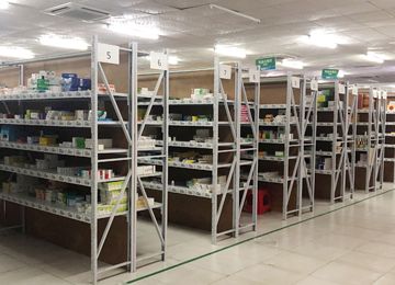 醫(yī)院需要什么樣的貨架？厚街閣樓式倉(cāng)儲(chǔ)貨架廠家解析【易達(dá)貨架】
