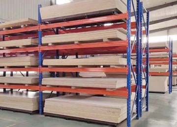  謝崗貨架倉儲(chǔ)貨架板材貨架指的是哪種？【易達(dá)貨架】
