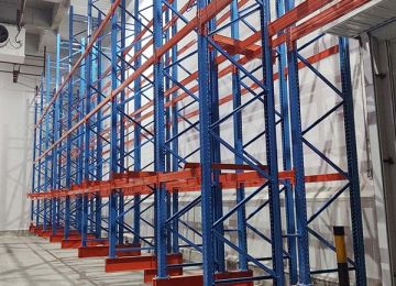 冷庫貨架用鍍鋅更好嗎？東莞貨架生產(chǎn)廠家解析【易達(dá)貨架】