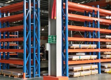 謝崗重型貨架孔型對承載有著怎樣的影響【易達(dá)貨架】