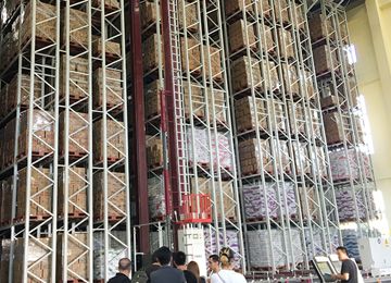 服裝存儲可以用立庫嗎？倉儲重型貨架廠家解析【易達貨架】