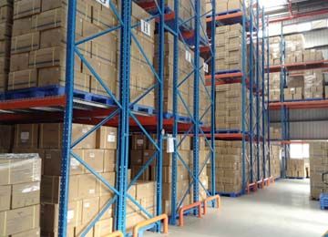 物流倉儲(chǔ)貨架都需要定制嗎？莆田市貨架廠解析【易達(dá)貨架】