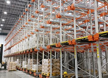 穿梭式貨架可以設(shè)計(jì)在平臺(tái)上嗎？中山貨架廠解析【易達(dá)貨架】