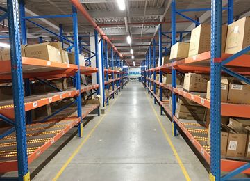 工廠滾輪貨架具體指的是哪種？【易達(dá)貨架】