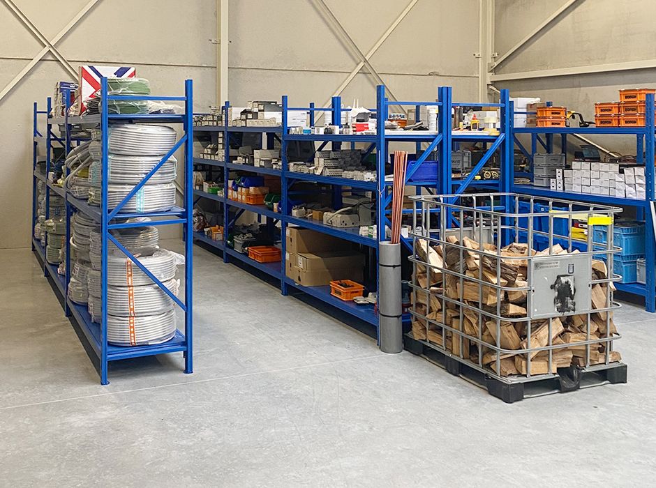 比利時設(shè)備行業(yè)中輕型層板貨架【易達(dá)貨架】