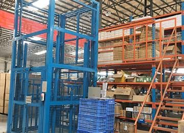 番禺閣樓平臺貨架用什么上下貨效率更高？【易達貨架】