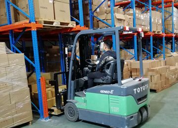 叉車轉(zhuǎn)彎需要多大的通道？醫(yī)藥冷庫(kù)貨架廠家解析【易達(dá)貨架】