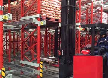 自動(dòng)化存取貨的倉庫貨架有哪些？穿梭車貨架公司解析【易達(dá)貨架】