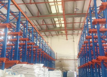 廈門倉庫貨架貫通貨架，化工行業(yè)專用密集型存儲設(shè)備【易達貨架】