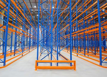 堆垛機(jī)立庫(kù)和窄巷道貨架哪種存儲(chǔ)量更大？倉(cāng)儲(chǔ)物流貨架供應(yīng)商解析【易達(dá)貨架】