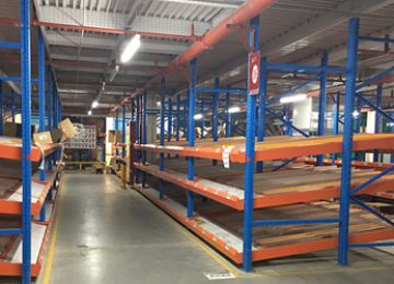 流利條貨架倉(cāng)儲(chǔ)貨架，高效倉(cāng)儲(chǔ)的“傳送帶”【易達(dá)貨架】