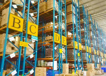 肇慶倉庫貨架窄巷道貨架適合哪些行業(yè)使用？【易達(dá)貨架】