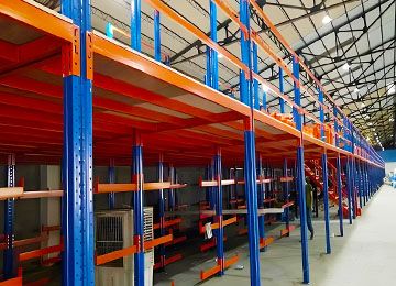 懸臂式閣樓平臺(tái)貨架只能人工存取貨嗎？【易達(dá)貨架】