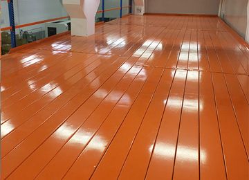 佛山閣樓平臺(tái)貨架用哪種層板更耐磨？【易達(dá)貨架】