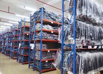 掛衣桿式倉(cāng)儲(chǔ)貨架，服裝倉(cāng)庫(kù)掛存解決方案【易達(dá)貨架】