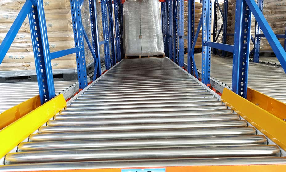 高密度存儲，實(shí)現(xiàn)“貨找人”式揀貨