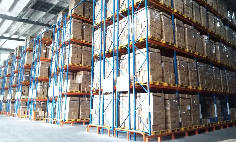 高密度存儲，實現(xiàn)“貨找人”式揀貨